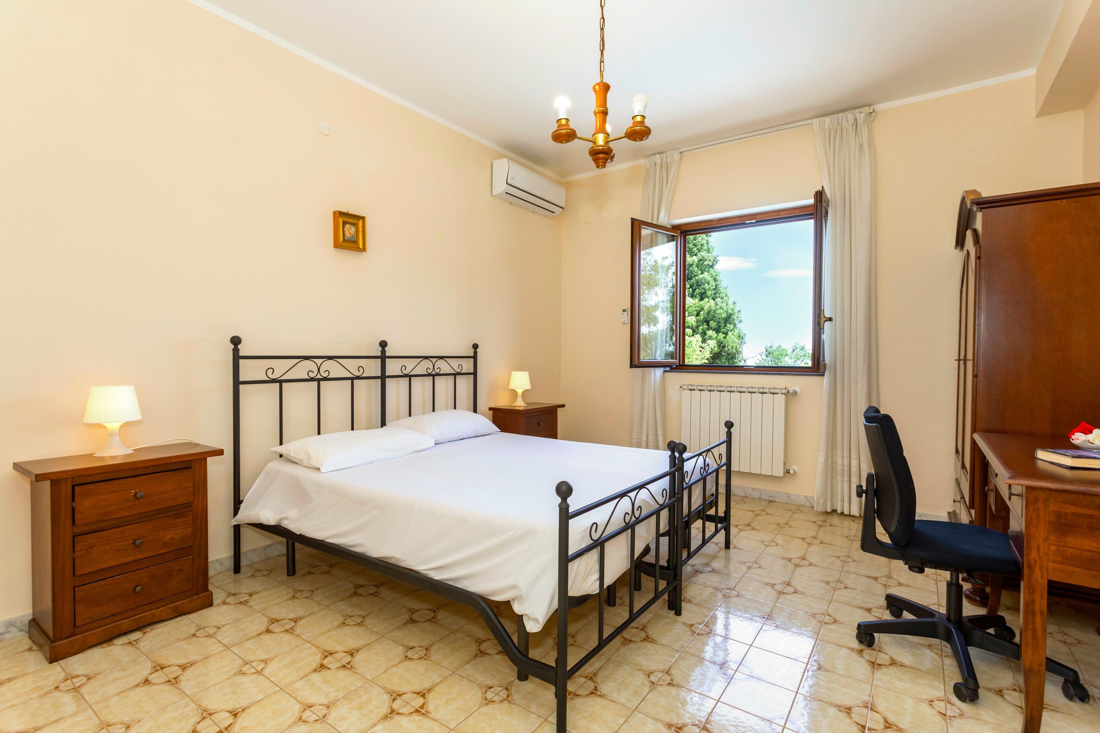 4 bedrooms, iron/ironing board, free WiFi, bed sheets