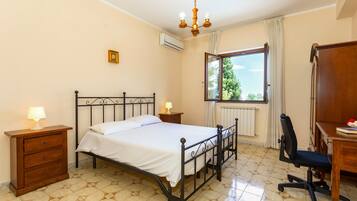 4 bedrooms, iron/ironing board, free WiFi, bed sheets