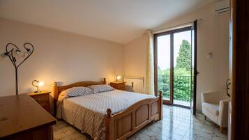 4 Schlafzimmer, BĂŒgeleisen/BĂŒgelbrett, kostenloses WLAN, BettwĂ€sche