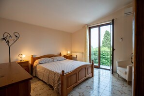 4 عدّة غرف نوم ومكواة/لوح كي وواي فاي مجانًا وملاءات أسرّة