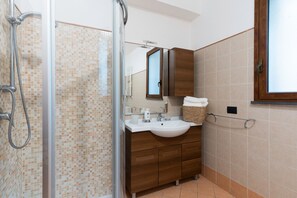 Dusche, Haartrockner, Handtücher