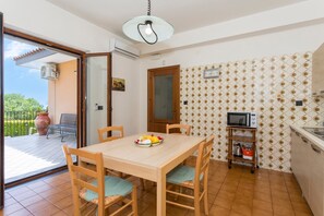 Dining - Villa Sara sull'Etna with Private Pool, Whirlpool & Wi-Fi (Viagrande)