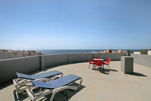 Outdoor dining - Vacation Home "Del Pescador Planta Alta" with Sea View, Balcony & Wi-Fi (Arico)