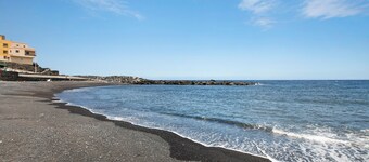 Vacation Home "Del Pescador Planta Alta" with Sea View, Balcony & Wi-Fi