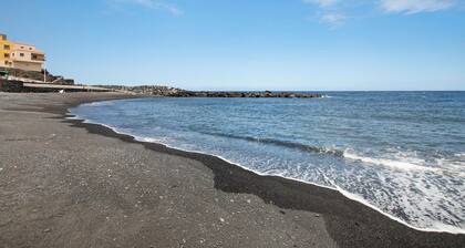 Vacation Home "Del Pescador Planta Alta" with Sea View, Balcony & Wi-Fi