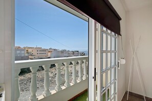 Interior - Vacation Home "Del Pescador Planta Alta" with Sea View, Balcony & Wi-Fi (Arico)