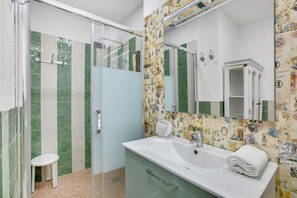 Shower, hair dryer, towels