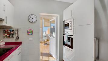 Køleskab, mikrobølgeovn, ovn, kogeplade