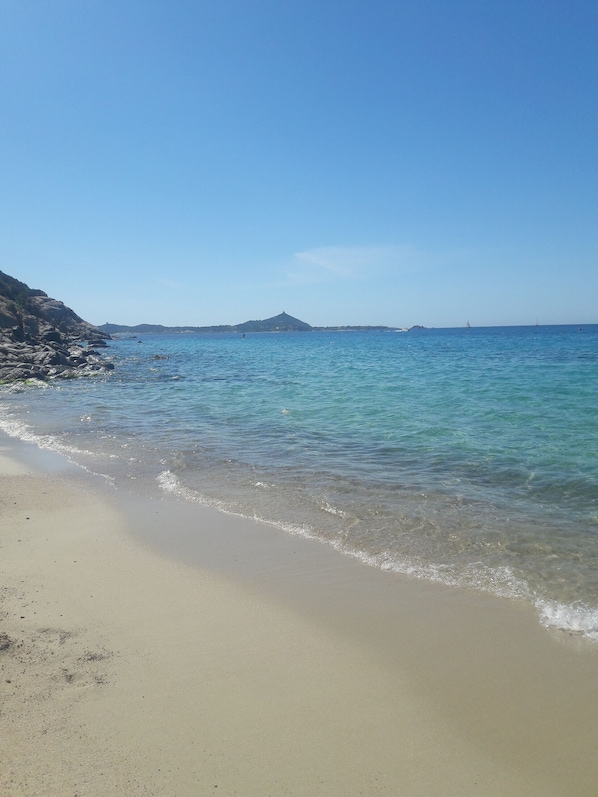Una spiaggia nelle vicinanze