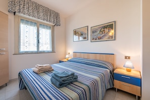 1 camera, ferro/asse da stiro, lenzuola