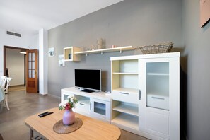 TV - Pet-Friendly Apartment Piso Arquillo del Reloj with Wi-Fi (Chiclana de la frontera)