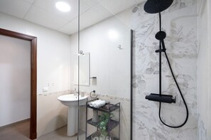 Kylpyamme, hiustenkuivaaja, pyyhkeet