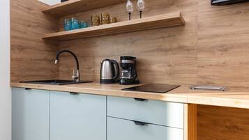 Kühlschrank, Herdplatte, Wasserkocher mit Kaffee-/Teezubehör