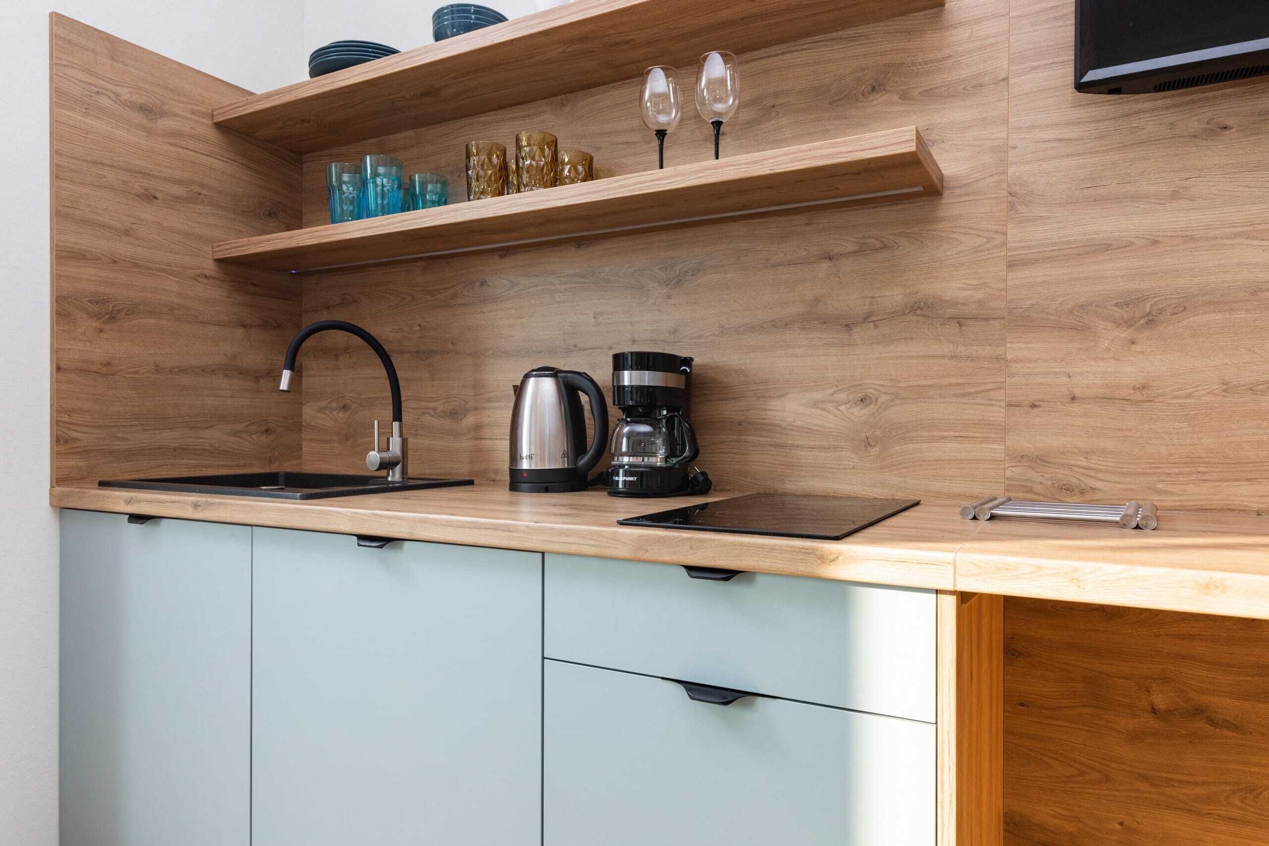 Een koelkast, een kookplaat, een koffiezetapparaat/waterkoker