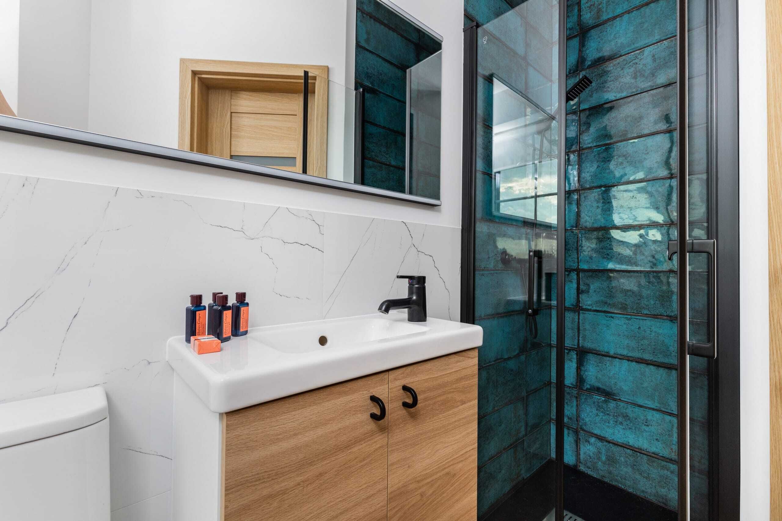 Een douche, een haardroger, handdoeken