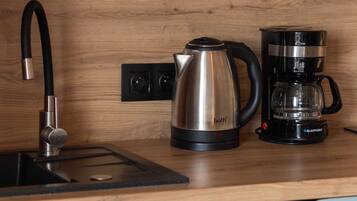 冷蔵庫、コンロ、コーヒー / ティーメーカー、調理器具と食器