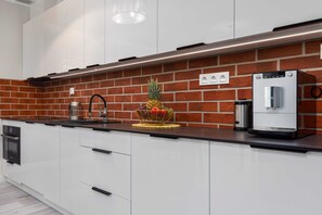 Kühlschrank, Mikrowelle, Ofen, Herdplatte