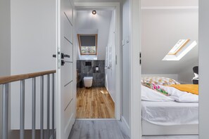 2 عدّة غرف نوم ومكواة/لوح كي وواي فاي وملاءات أسرّة