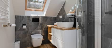 Douche, séchoir à cheveux, serviettes fournies, shampooing