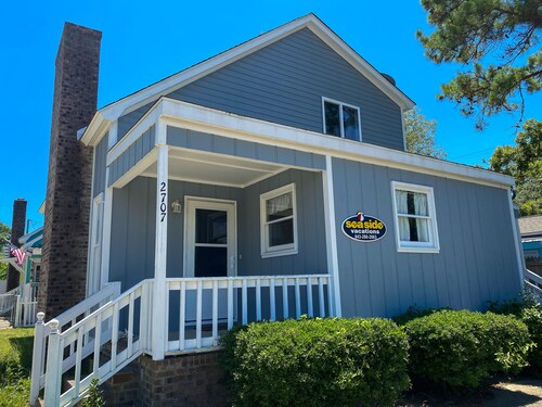 3 bedroom house in Crescent Beach. Pets/motorcycles allowed.
