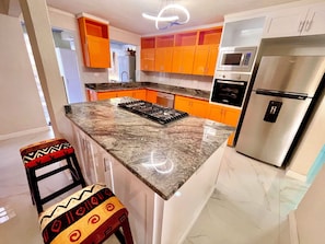 Geladeira, micro-ondas, fogão, cooktop