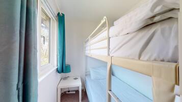 3 bedrooms, iron/ironing board, WiFi, bed sheets