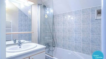 ヘアドライヤー、タオル、石鹸、シャンプー