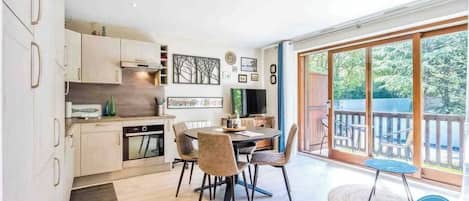 Een koelkast, een oven, een kookplaat, een vaatwasser