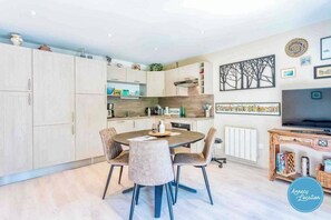 Fridge, oven, stovetop, dishwasher - T2 Apartment - Résidence Rive Gauche (Menthon-Saint-Bernard)