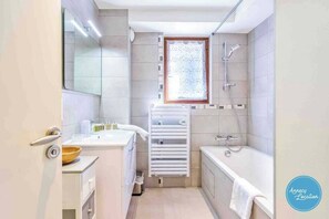 Hair dryer, towels - T2 Apartment - Résidence Rive Gauche (Menthon-Saint-Bernard)