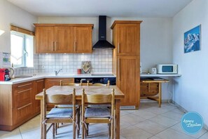 Réfrigérateur, un four, lave-vaisselle, cafetière-théière