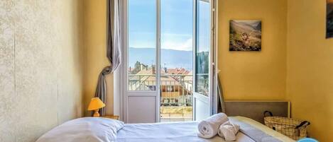 2 chambres, fer et planche Ă repasser, draps fournis