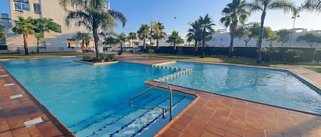 Una piscina al aire libre