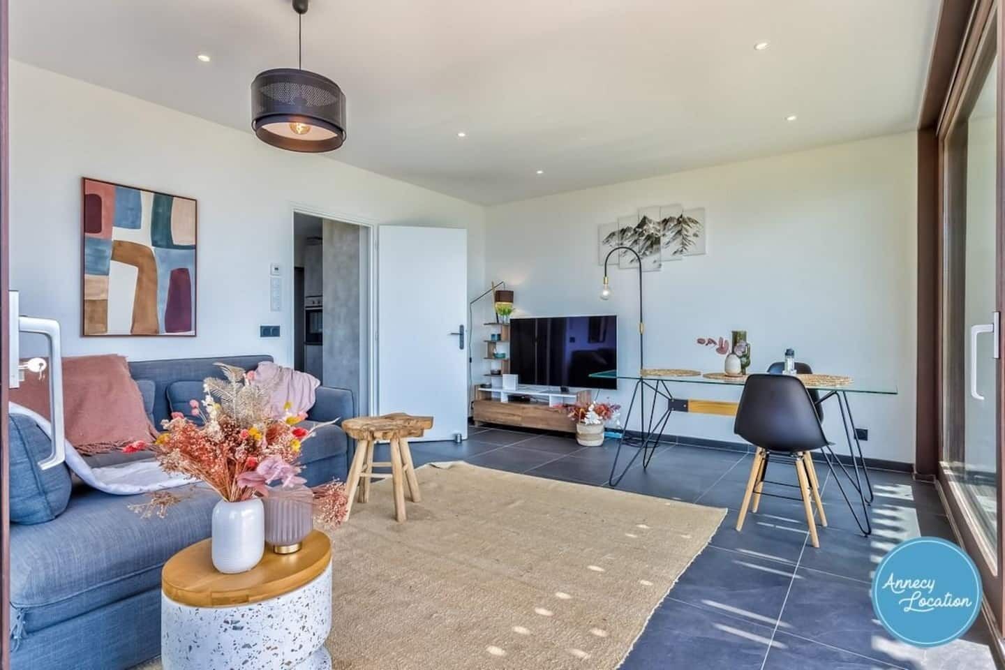 Een televisie en een kantoor