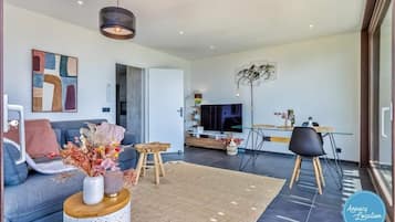 Een televisie en een kantoor