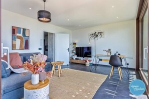 Een televisie en een kantoor