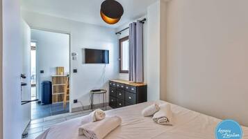 1 habitación, tabla de planchar con plancha, wifi gratis y ropa de cama
