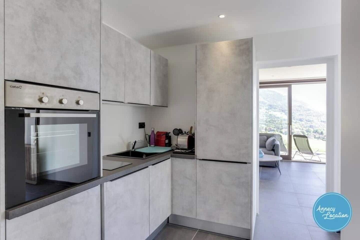 Een koelkast, een oven, een kookplaat, een vaatwasser