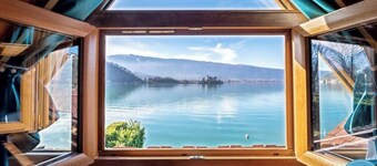 La Lézardière: Lakefront House on Lake Annecy