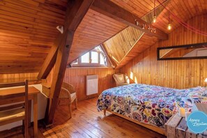 5 bedrooms, iron/ironing board, free WiFi, bed sheets