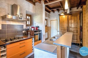 Kühlschrank, Ofen, Toaster, Esstisch