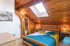 5 bedrooms, iron/ironing board, free WiFi, bed sheets - La Lézardière: Lakefront House on Lake Annecy (Talloires-Montmin)