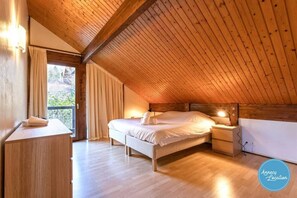 5 bedrooms, iron/ironing board, free WiFi, bed sheets