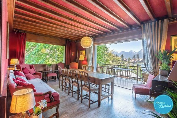TV, offices - Le Fartot: Rustic House with Private Dock. (Talloires-Montmin)
