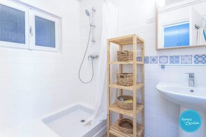Haartrockner, Handtücher, Seife, Shampoo