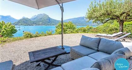 Le Fartot: Rustic House with Private Dock.