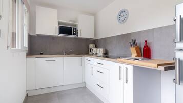 Een koelkast, een microgolfoven, een oven, een kookplaat