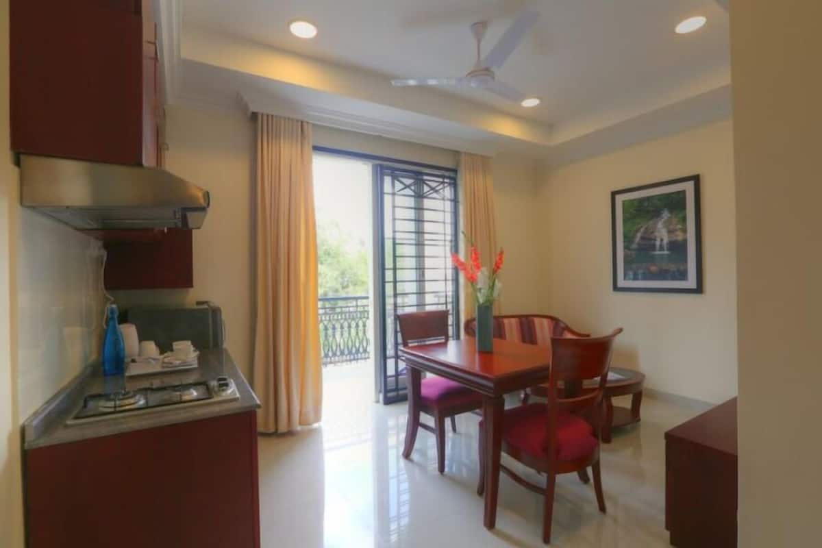 Premium Suite | 1 bedroom, in-room safe, blackout drapes, iron/ironing board