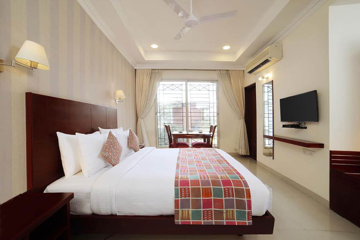 Executive Room | 1 bedroom, in-room safe, blackout drapes, iron/ironing board