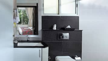 Executive Room | Bathroom | Shower, rainfall showerhead, towels